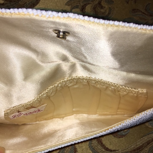 Vintage beaded clutch in white beads - Picture 4 of 4